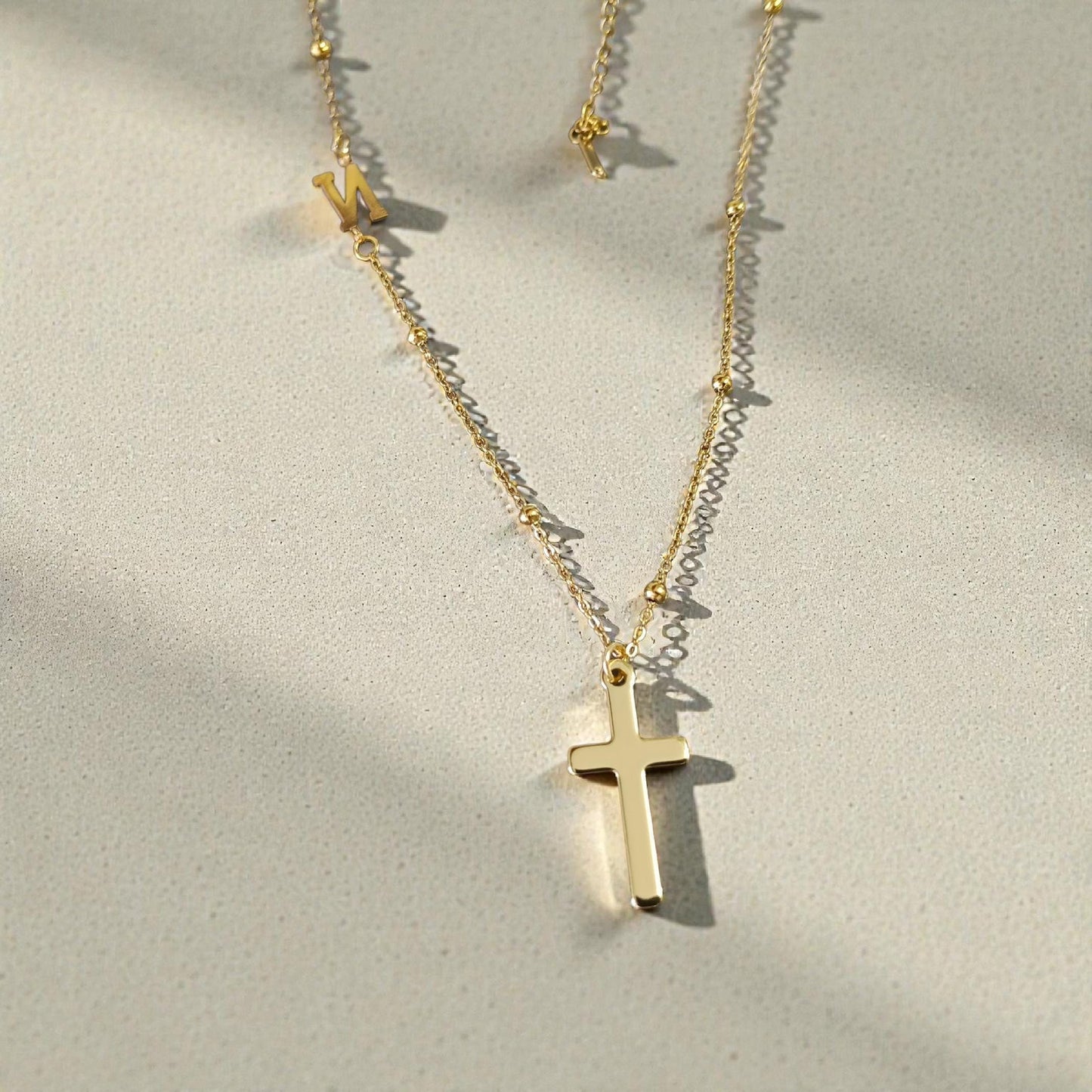 Collar de Acero Inoxidable con Baño de Oro 18K de 45cm - Colgante de Cruz Efecto Espejo y Dije de Letra Personalizable