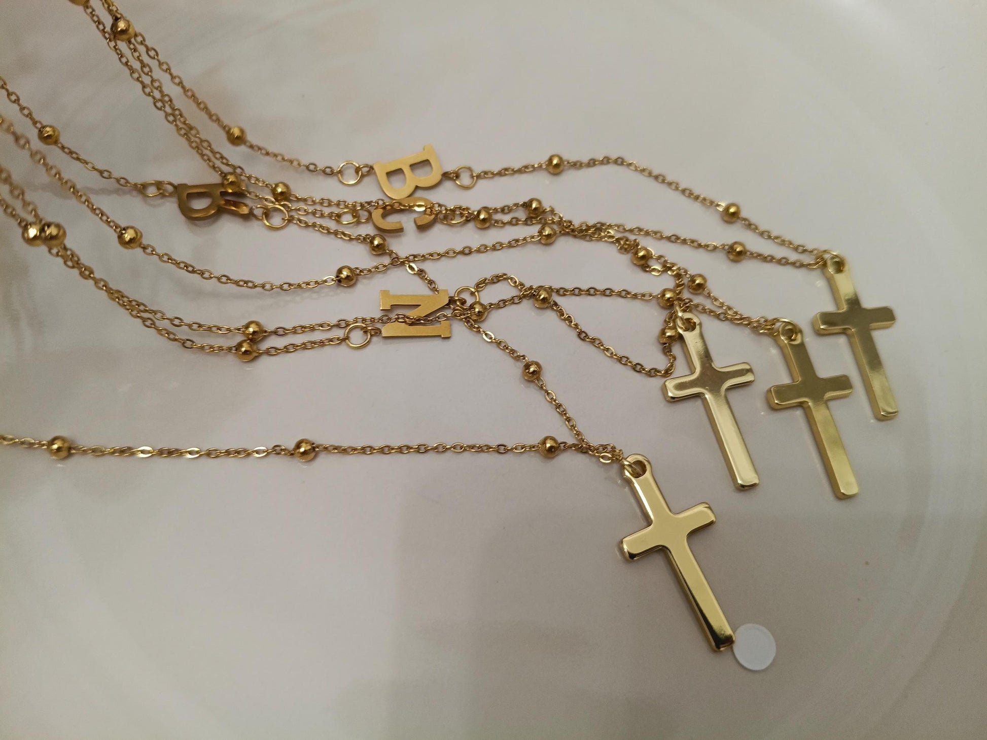 Collar de Acero Inoxidable con Baño de Oro 18K de 45cm - Colgante de Cruz Efecto Espejo y Dije de Letra Personalizable