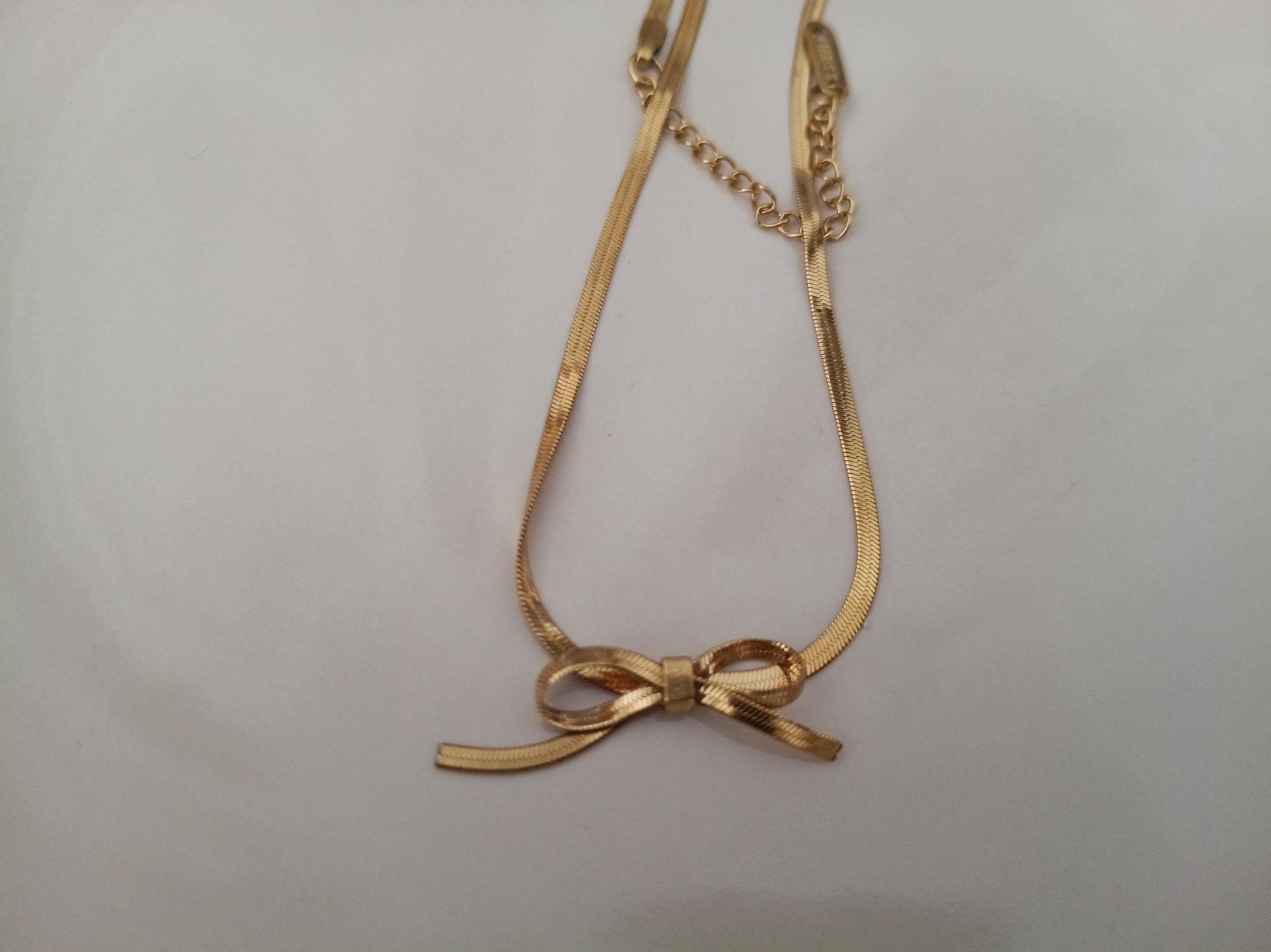 Gargantilla de Serpiente Plana Oro 18K con Dije de Lazo - Acero Inoxidable - 35cm + Extensión 5CM (14"+2") para chicas