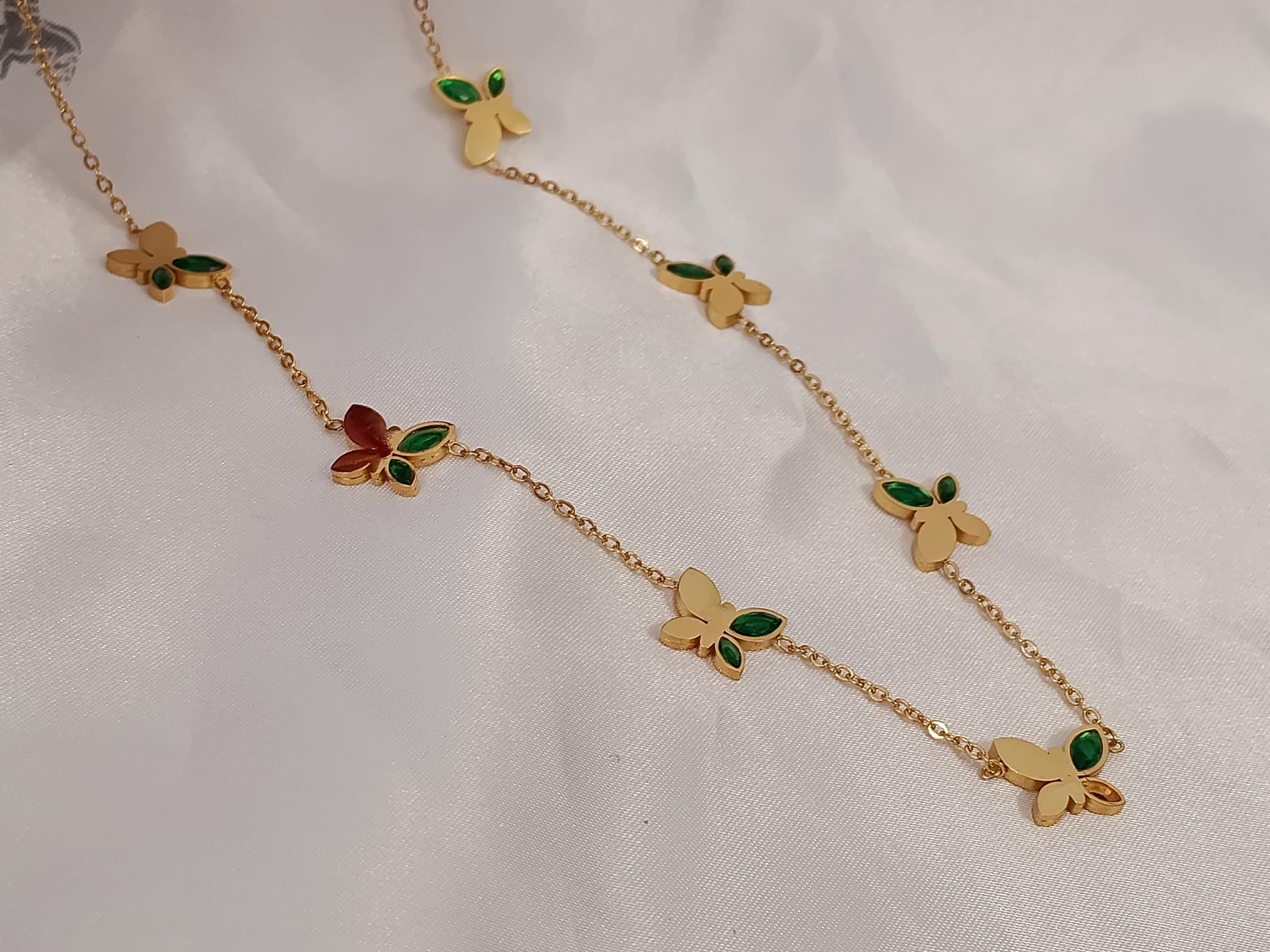 Collar con colgantes de cuentas mariposas verdes en Oro 18K (PVD) - Acero Inoxidable - Ajustable para mujeres