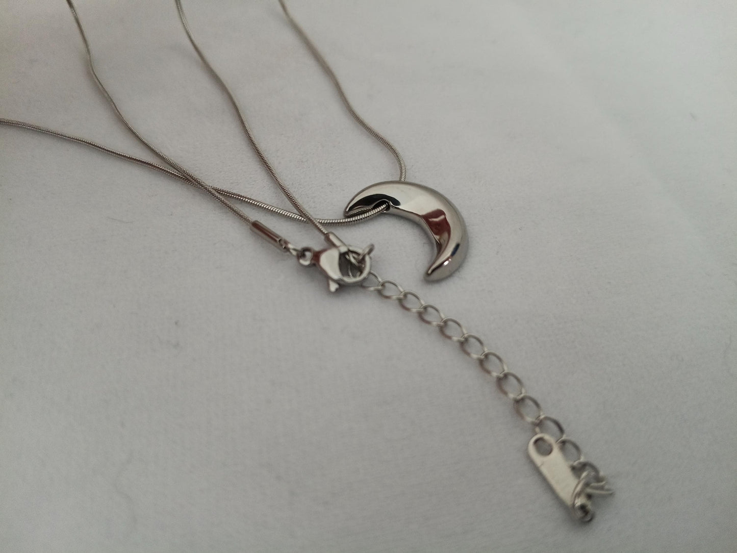 Collar con Colgante de Luna Pulida y Cadena Serpiente Redonda - Acero Inoxidable - 16" + 2" 40m +5cm de extension para mujeres