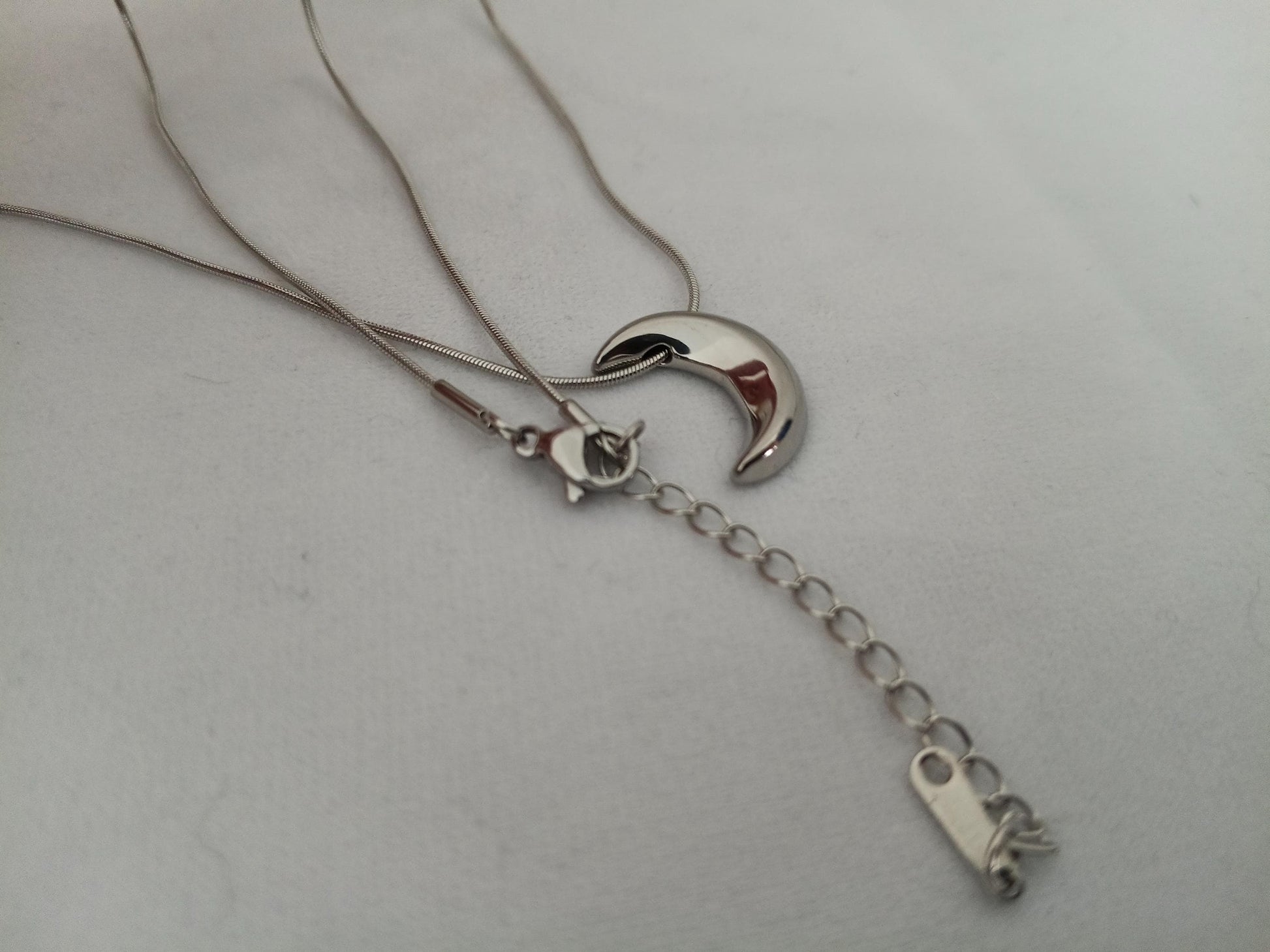 Collar con Colgante de Luna Pulida y Cadena Serpiente Redonda - Acero Inoxidable - 16" + 2" 40m +5cm de extension para mujeres