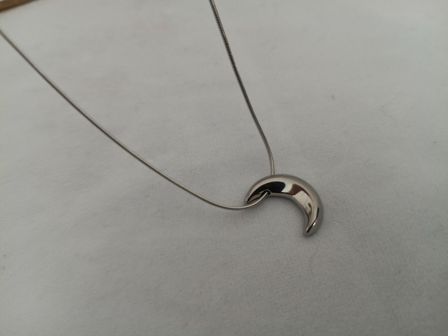 Collar con Colgante de Luna Pulida y Cadena Serpiente Redonda - Acero Inoxidable - 16" + 2" 40m +5cm de extension para mujeres