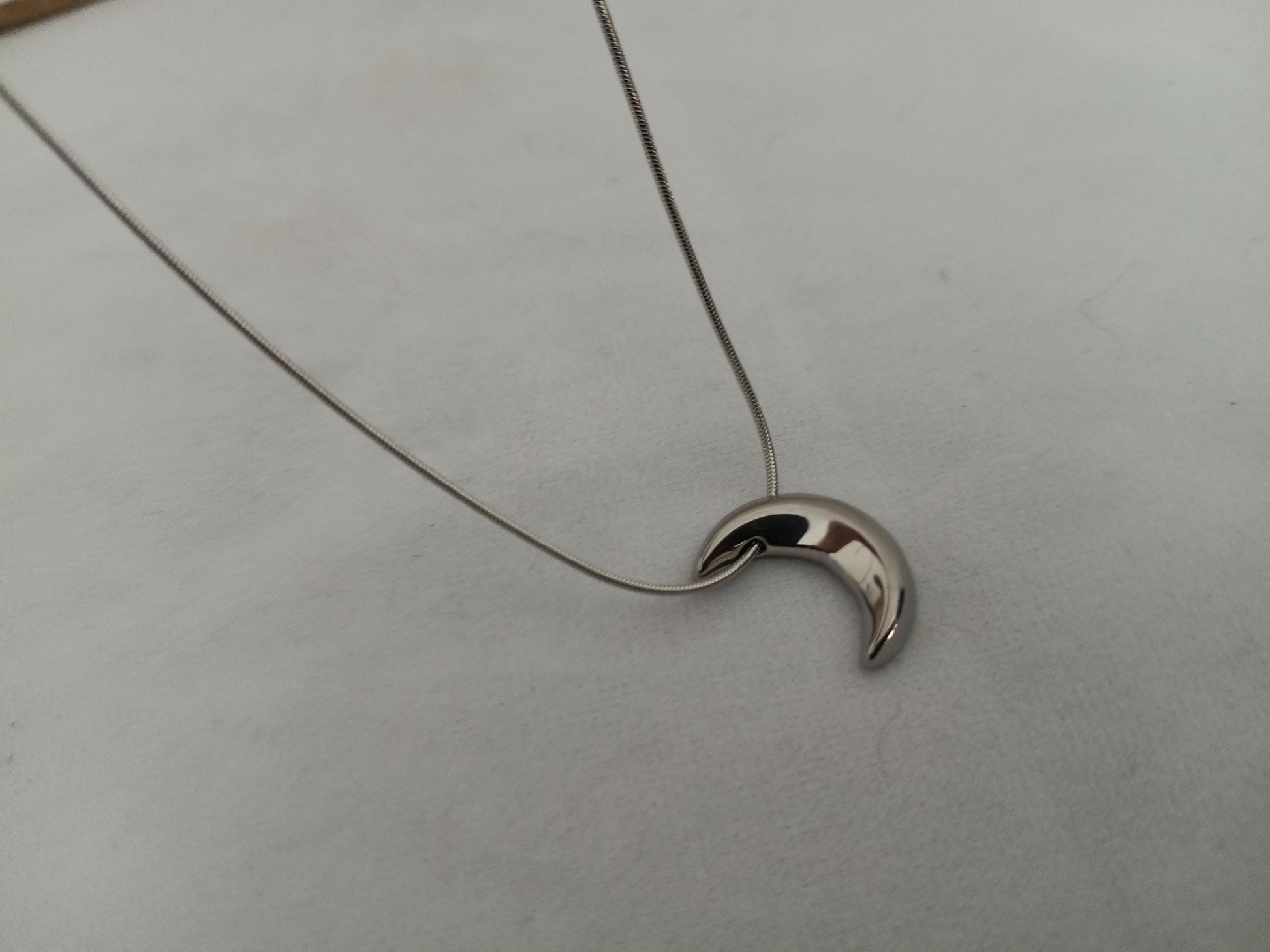 Collar con Colgante de Luna Pulida y Cadena Serpiente Redonda - Acero Inoxidable - 16" + 2" 40m +5cm de extension para mujeres