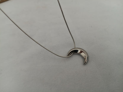 Collar con Colgante de Luna Pulida y Cadena Serpiente Redonda - Acero Inoxidable - 16" + 2" 40m +5cm de extension para mujeres
