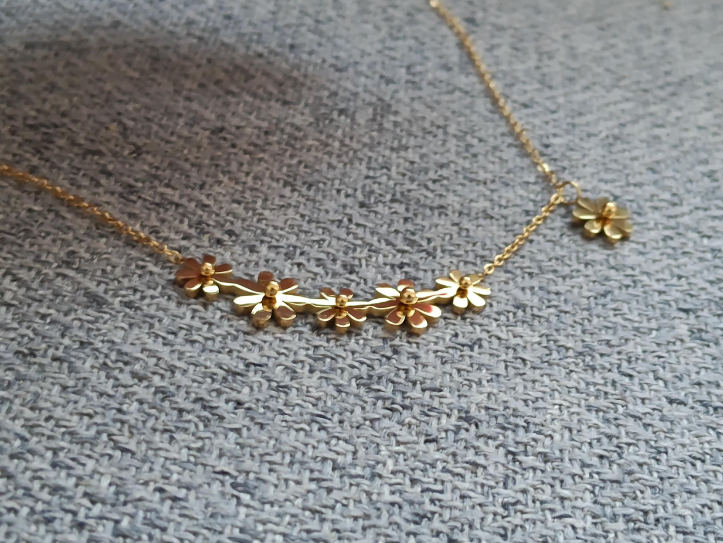 Collar con Exquisitos Colgantes de Flores Pulidas en Oro 18K (PVD) - Acero Inoxidable para mujeres