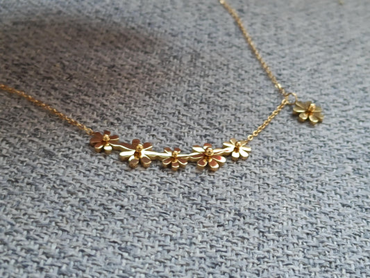 Collar con Exquisitos Colgantes de Flores Pulidas en Oro 18K (PVD) - Acero Inoxidable para mujeres