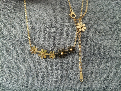 Collar con Exquisitos Colgantes de Flores Pulidas en Oro 18K (PVD) - Acero Inoxidable para mujeres