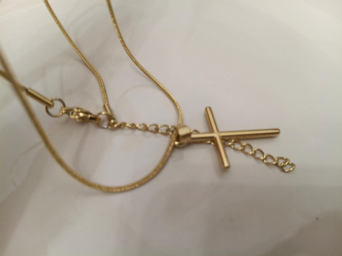 Collar Doble Cruz Pulida en Oro 18K (PVD) - Acero Inoxidable - Ajustable para mujeres