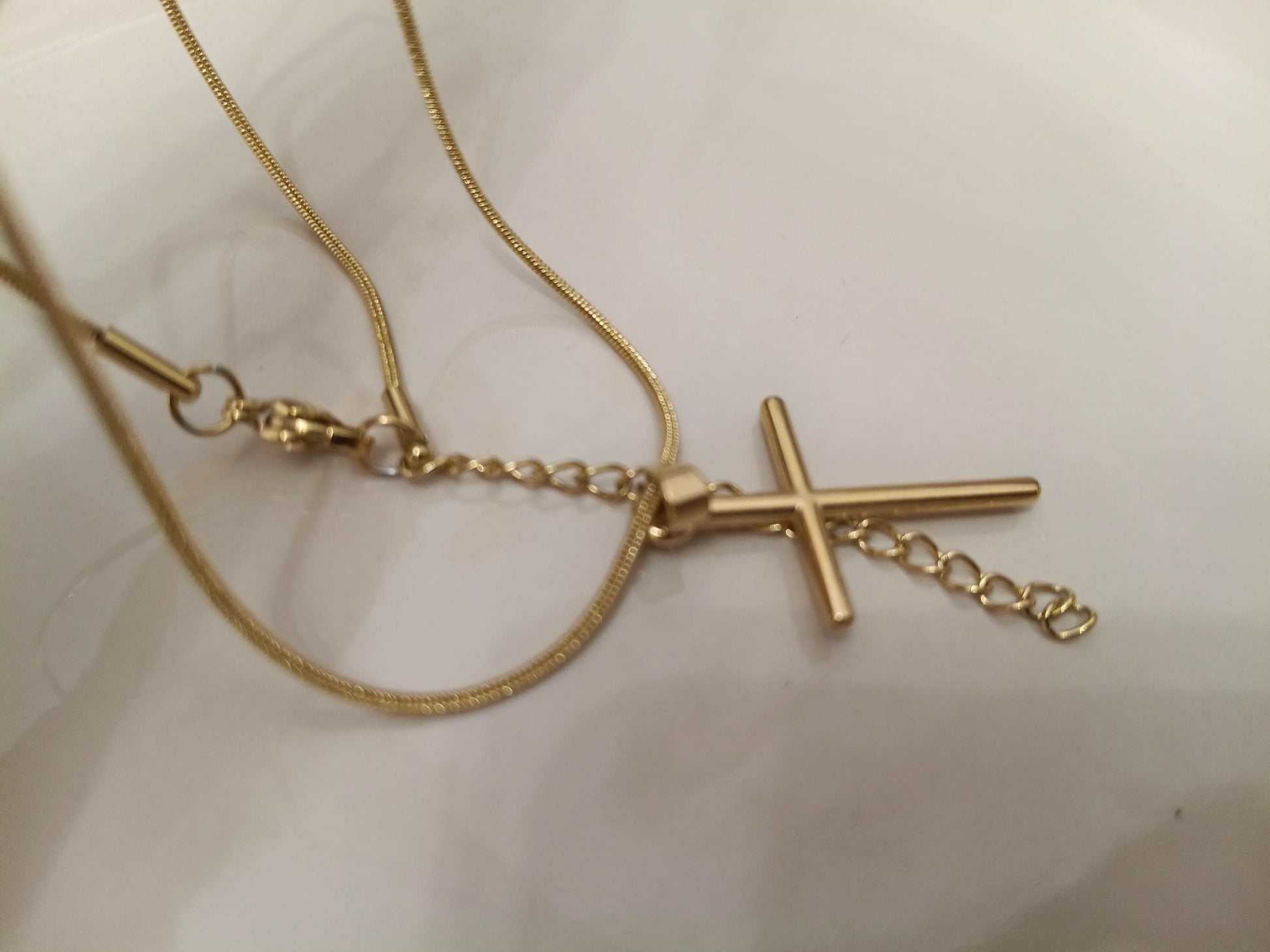 Collar Doble Cruz Pulida en Oro 18K (PVD) - Acero Inoxidable - Ajustable para mujeres