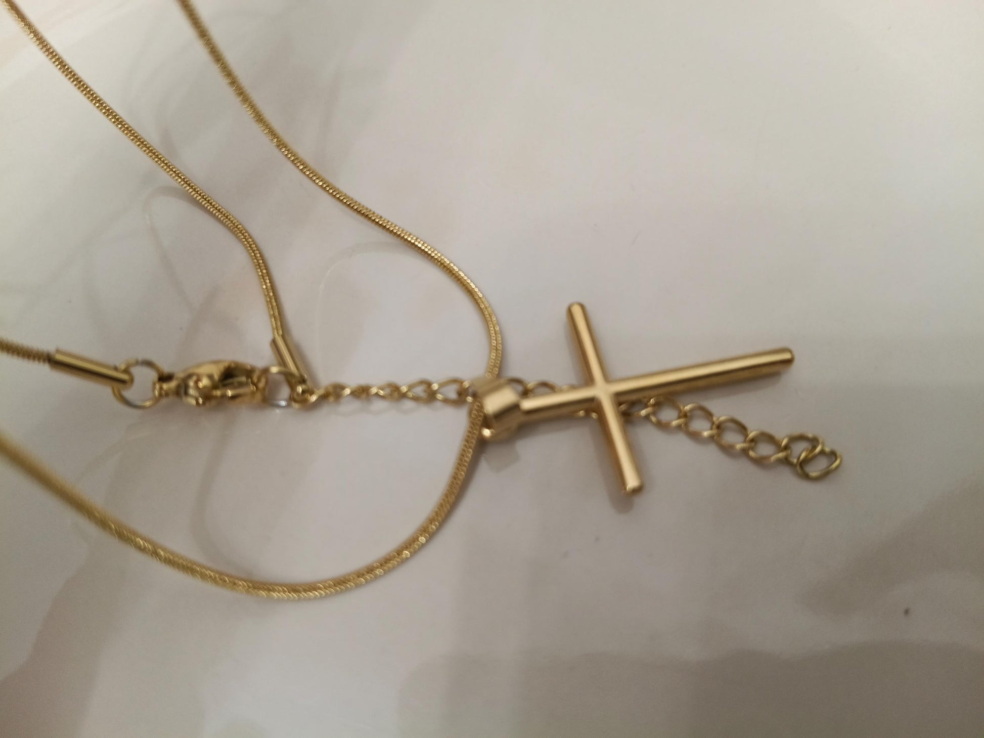 Collar Doble Cruz Pulida en Oro 18K (PVD) - Acero Inoxidable - Ajustable para mujeres