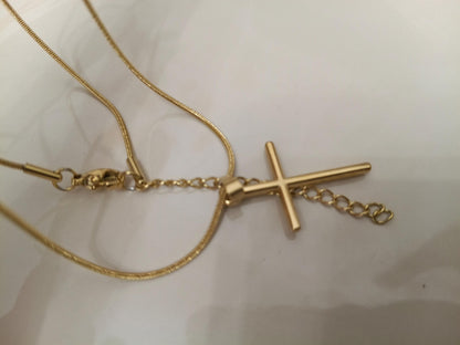 Collar Doble Cruz Pulida en Oro 18K (PVD) - Acero Inoxidable - Ajustable para mujeres