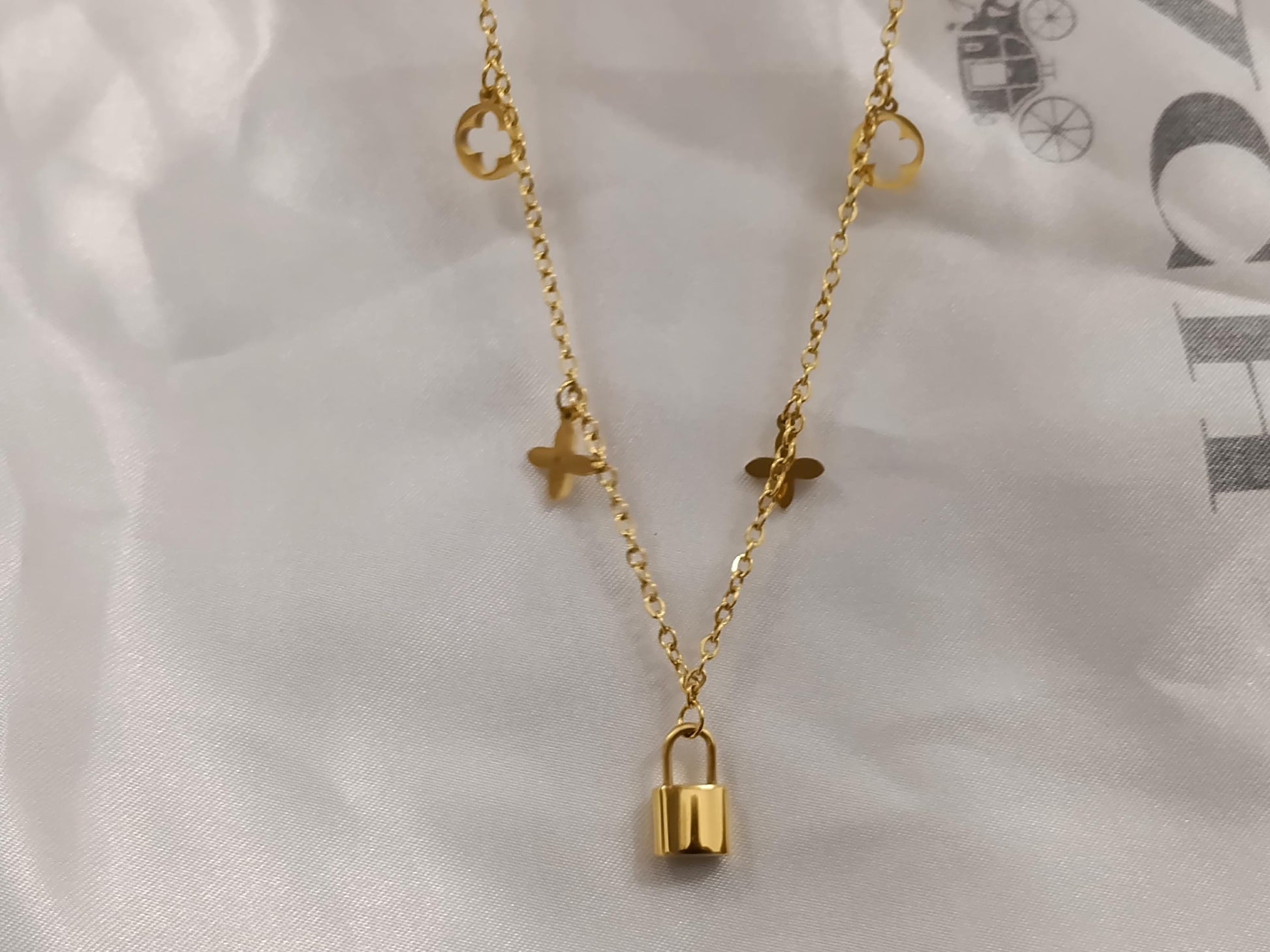 Collar Gargantilla Doble con Trébol y Candado Espejo en Oro 18K (PVD) - Acero Inoxidable para mujeres