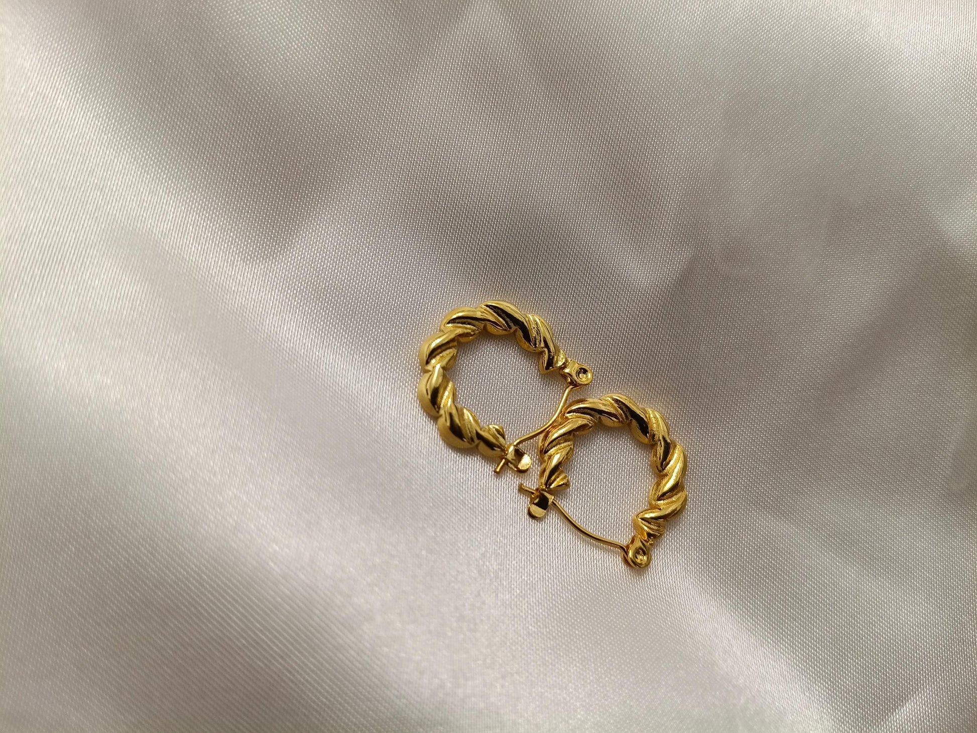 Pendientes de aro trenzados de estilo italiano, acero inoxidable con baño de oro de 18K y efecto brillante para ella