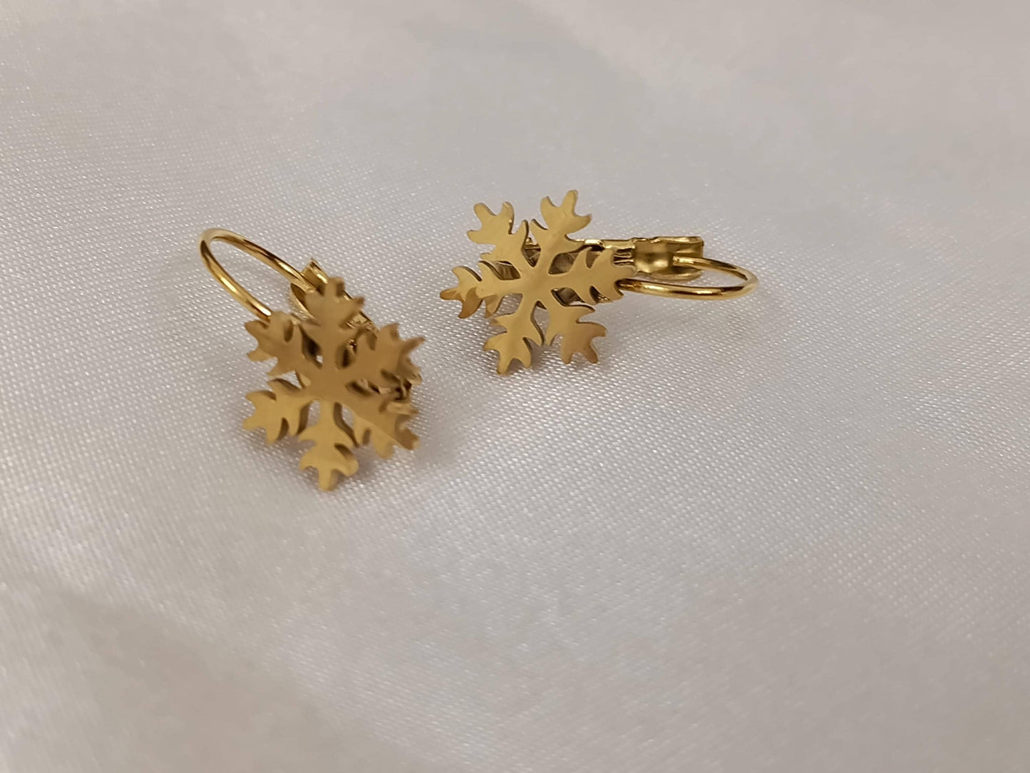 Pendientes de aro Copo de nieve de acero inoxidable con baño de oro de 18K y acabado espejo regalo para ella