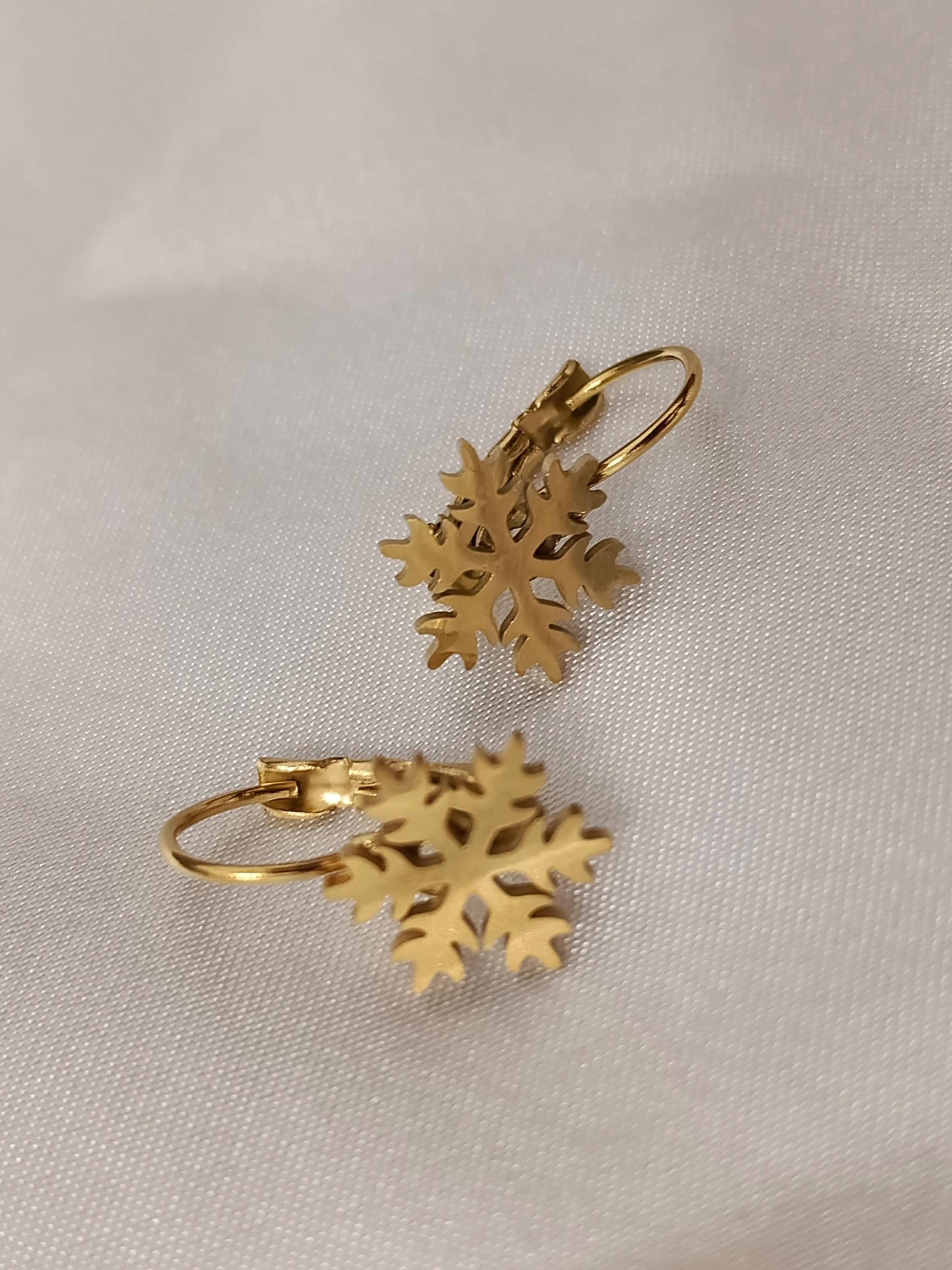 Pendientes de aro Copo de nieve de acero inoxidable con baño de oro de 18K y acabado espejo regalo para ella
