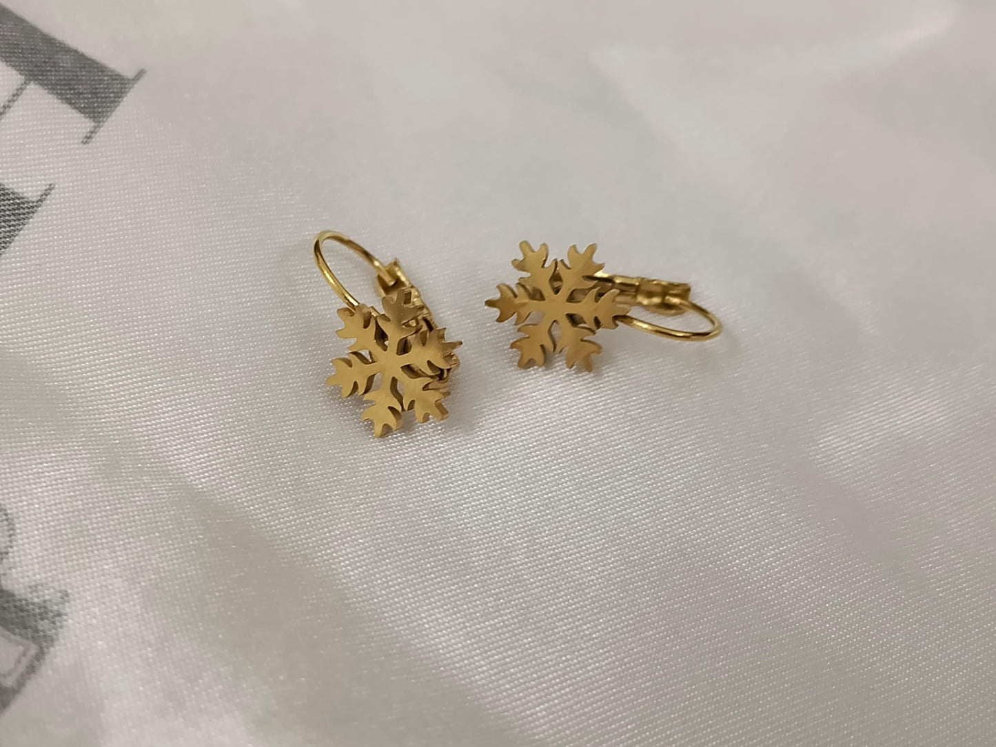 Pendientes de aro Copo de nieve de acero inoxidable con baño de oro de 18K y acabado espejo regalo para ella