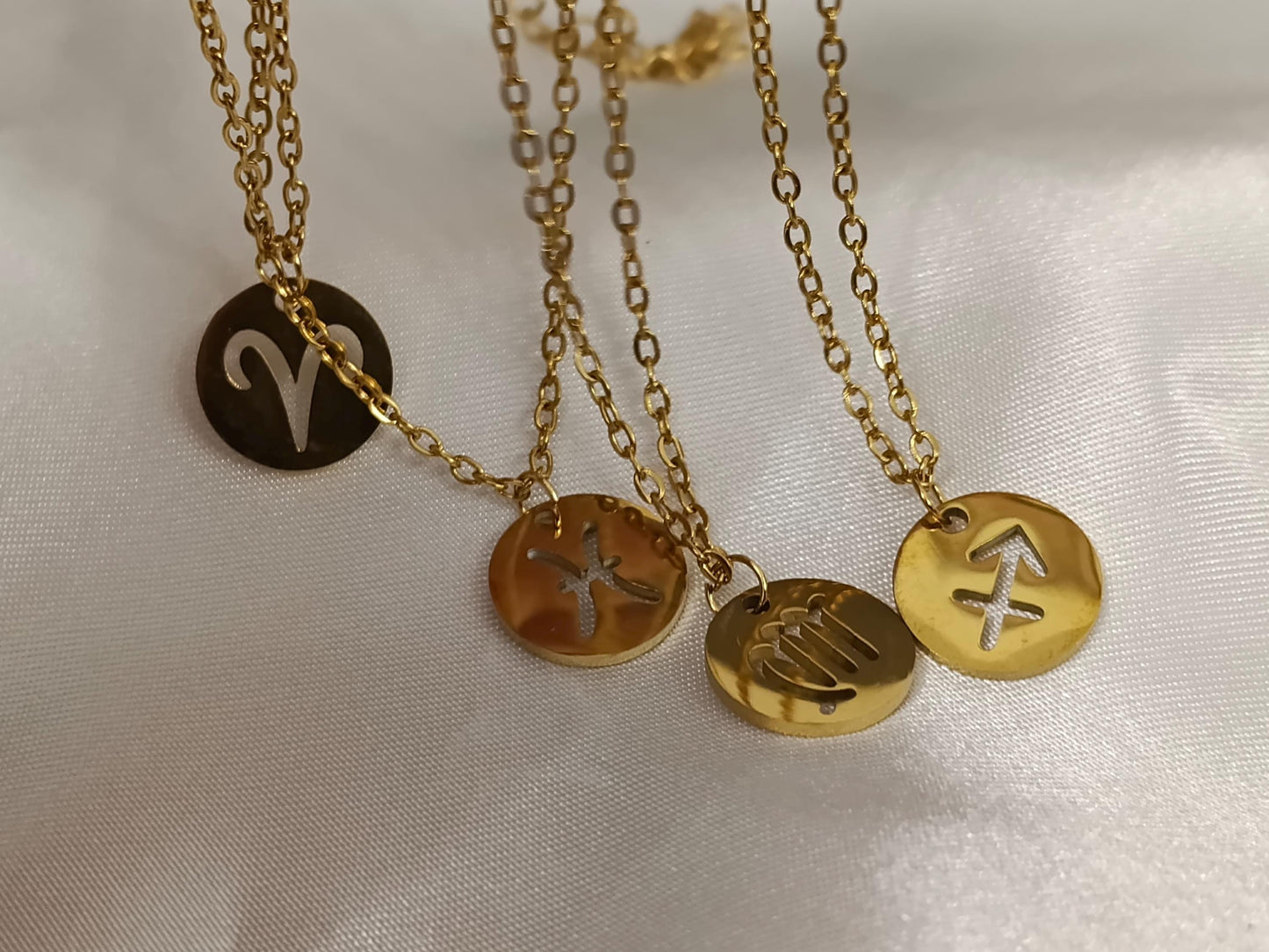 Collar con colgante de signo zodiacal, horóscopo acero inoxidable con baño de oro 18K, acabado espejo regalo para ella