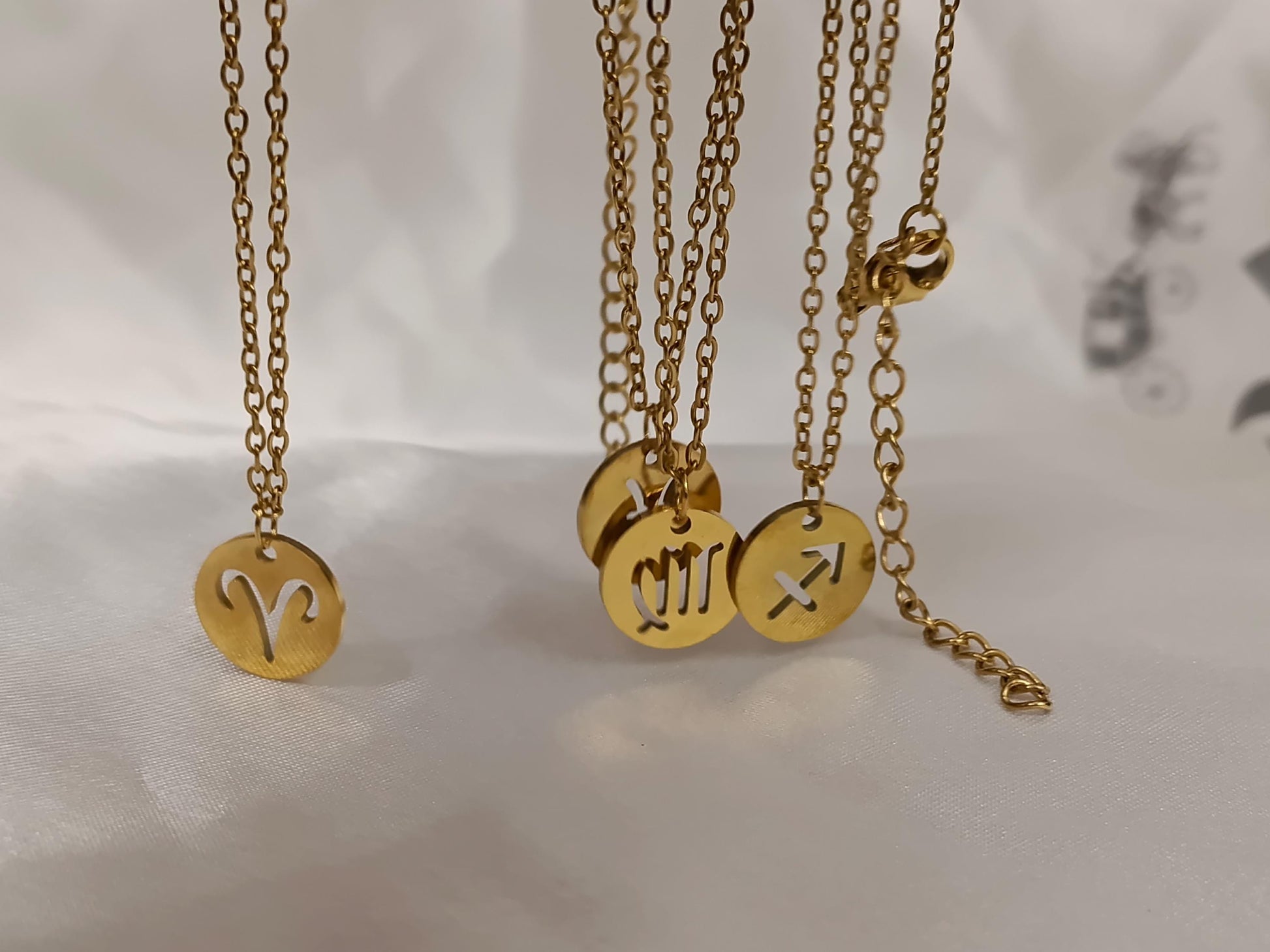 Collar con colgante de signo zodiacal, horóscopo acero inoxidable con baño de oro 18K, acabado espejo regalo para ella