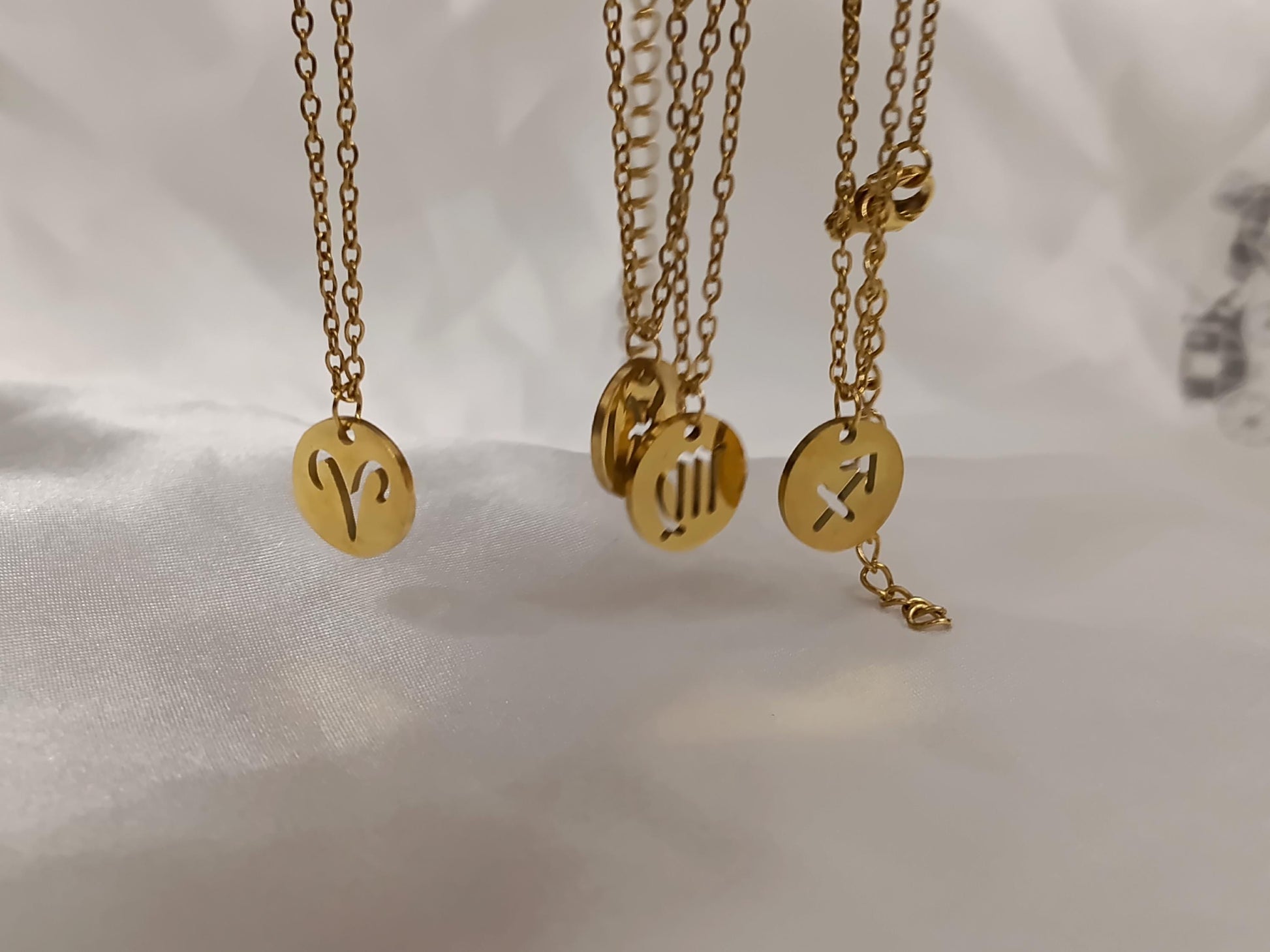 Collar con colgante de signo zodiacal, horóscopo acero inoxidable con baño de oro 18K, acabado espejo regalo para ella