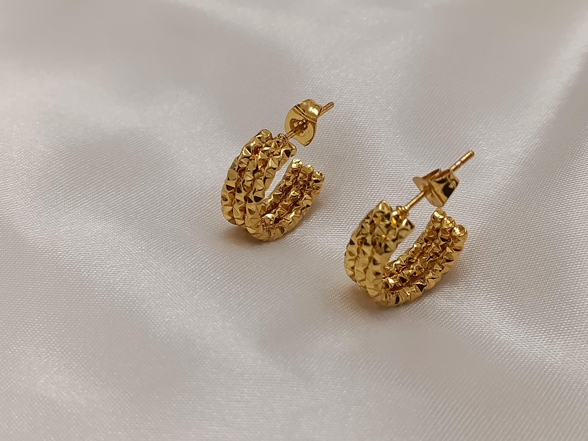 Pendientes de medio aro con relieve diamantado estilo italiano, acero inoxidable con baño de oro 18K regalo para ella