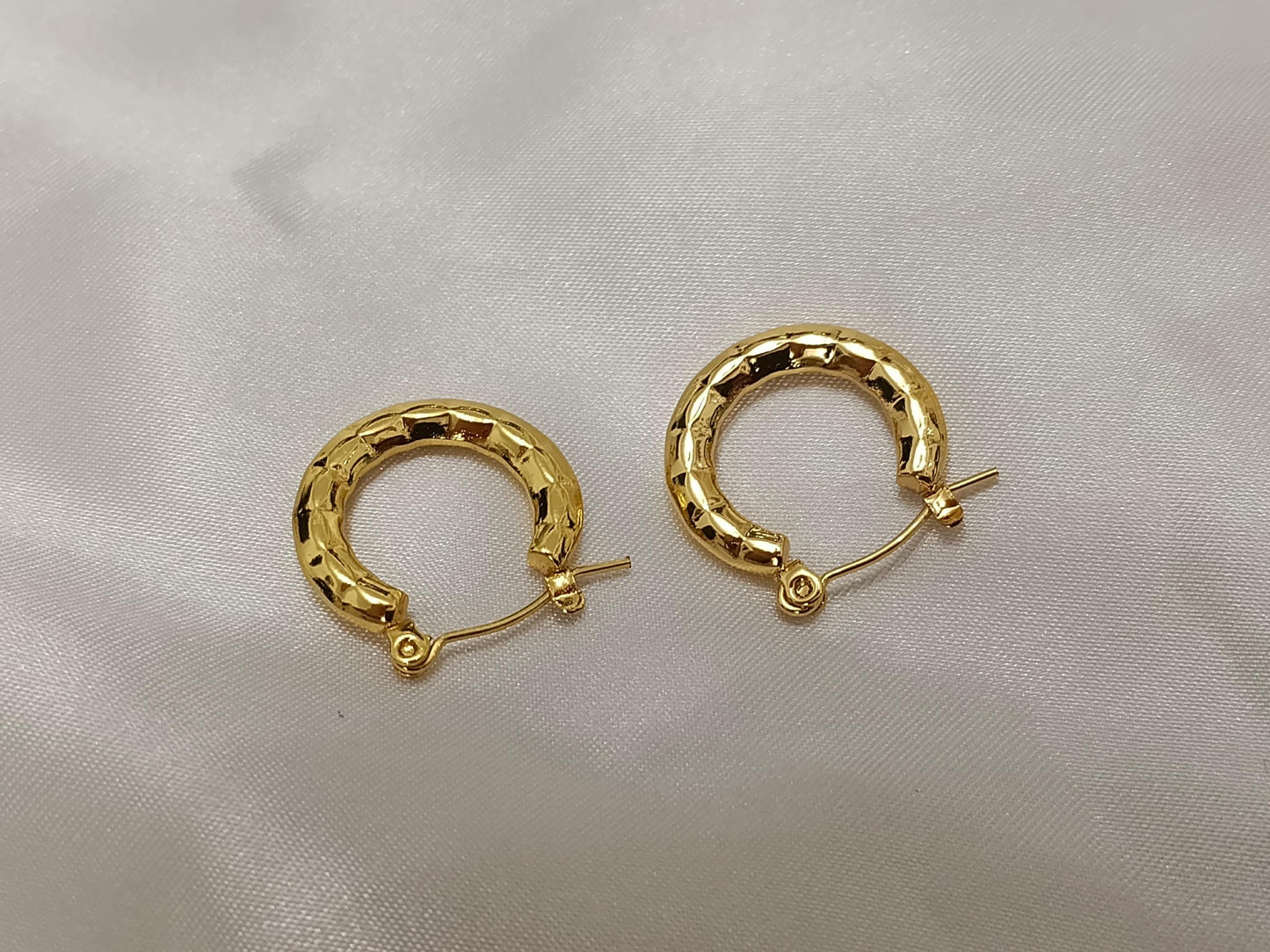 Pendientes de aro con diseño grabado estilo italiano, acero inoxidable con baño de oro 18K reglalo para ella