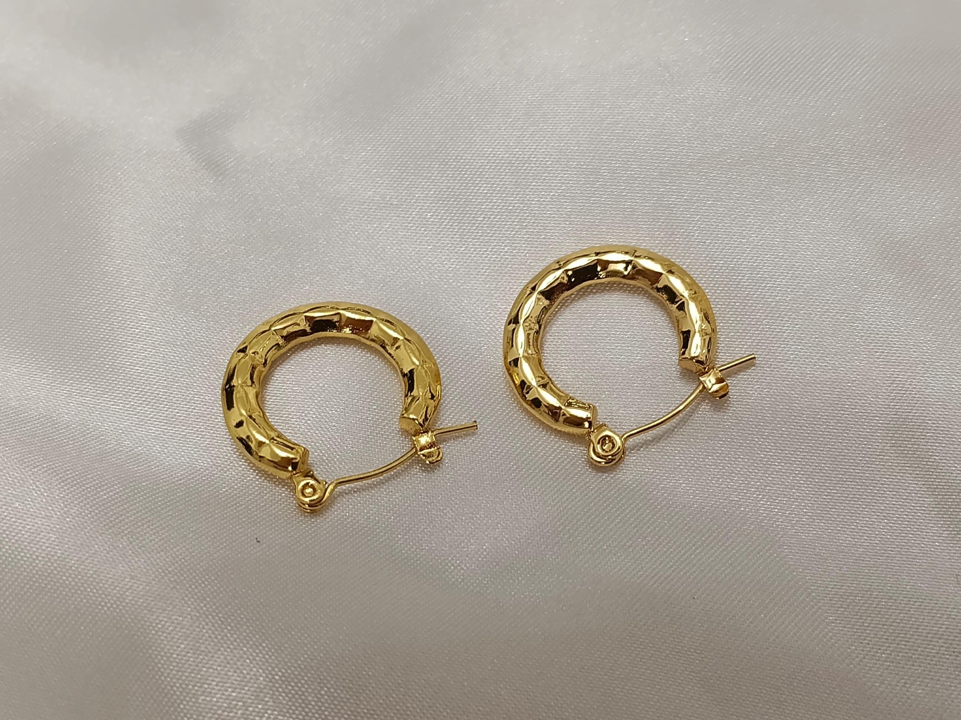 Pendientes de aro con diseño grabado estilo italiano, acero inoxidable con baño de oro 18K reglalo para ella