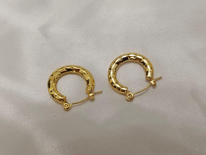 Pendientes de aro con diseño grabado estilo italiano, acero inoxidable con baño de oro 18K reglalo para ella