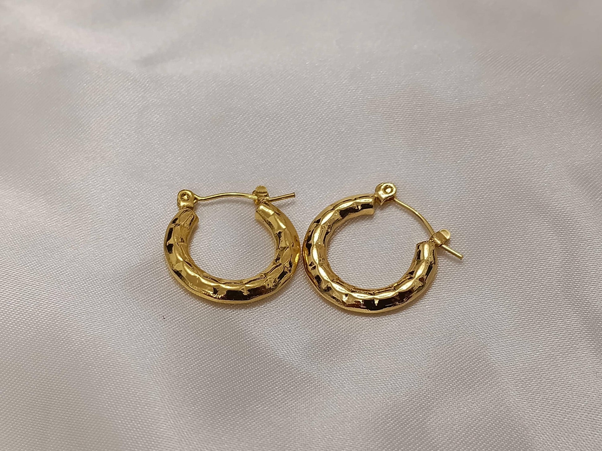 Pendientes de aro con diseño grabado estilo italiano, acero inoxidable con baño de oro 18K reglalo para ella