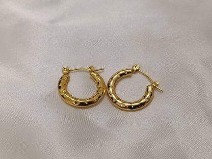 Pendientes de aro con diseño grabado estilo italiano, acero inoxidable con baño de oro 18K reglalo para ella