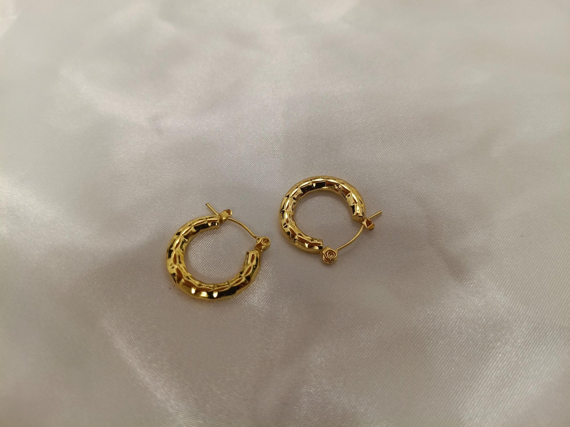 Pendientes de aro con diseño grabado estilo italiano, acero inoxidable con baño de oro 18K reglalo para ella