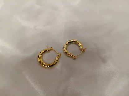 Pendientes de aro con diseño grabado estilo italiano, acero inoxidable con baño de oro 18K reglalo para ella
