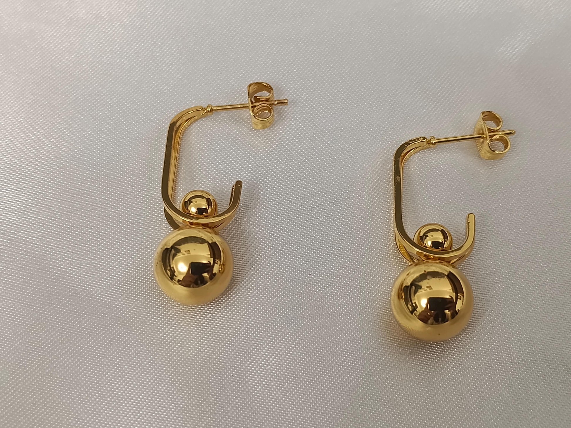 Pendientes de medio aro rectangulares con colgante de bolas pulida, acero inoxidable con baño de oro 18K regalo para ella