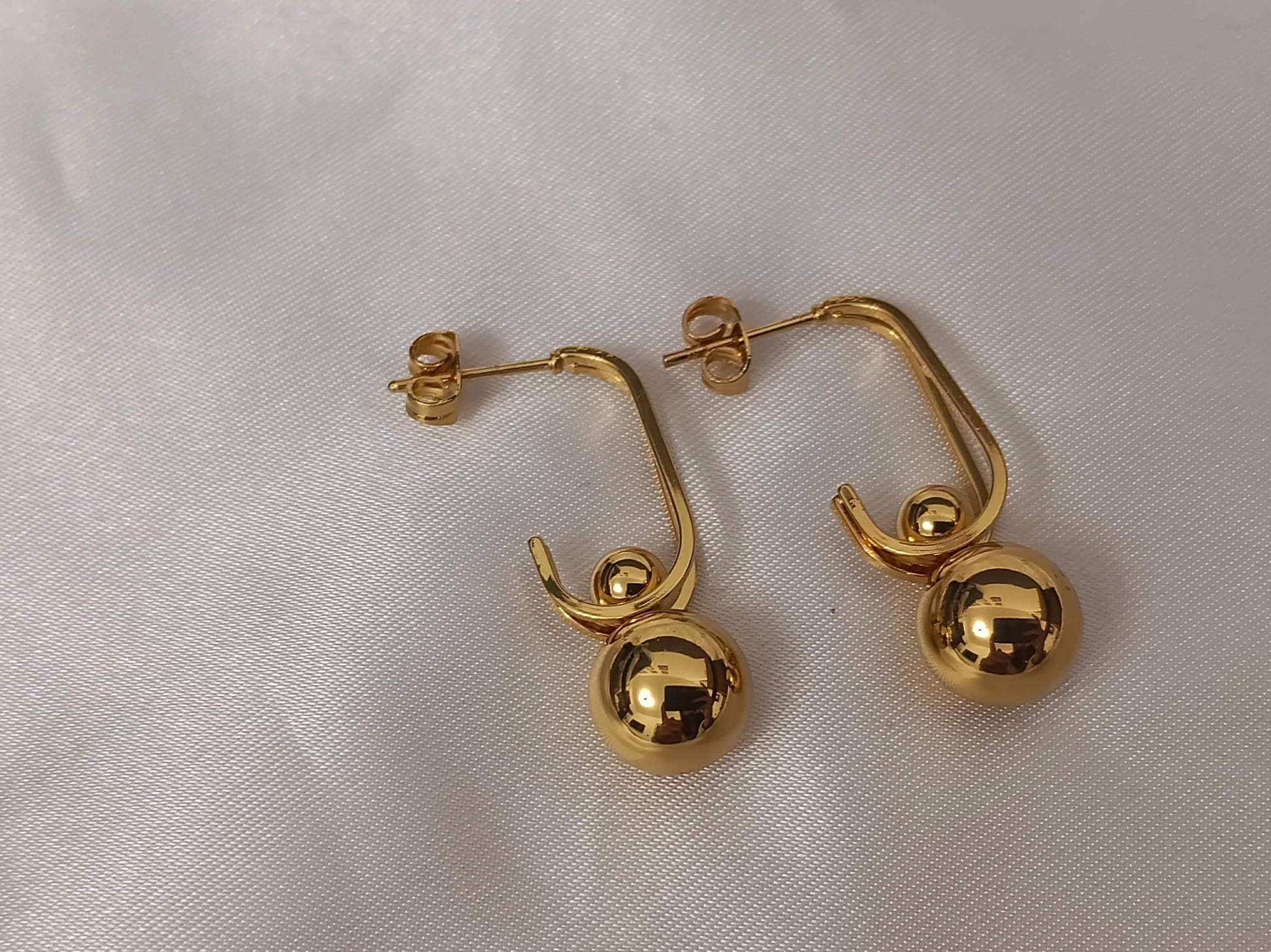 Pendientes de medio aro rectangulares con colgante de bolas pulida, acero inoxidable con baño de oro 18K regalo para ella