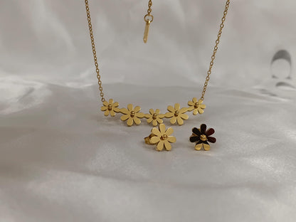 Conjunto "flor Margarita: Collar y pendientes, acero inoxidable con baño de oro 18K y acabado pulido. regalo para ella