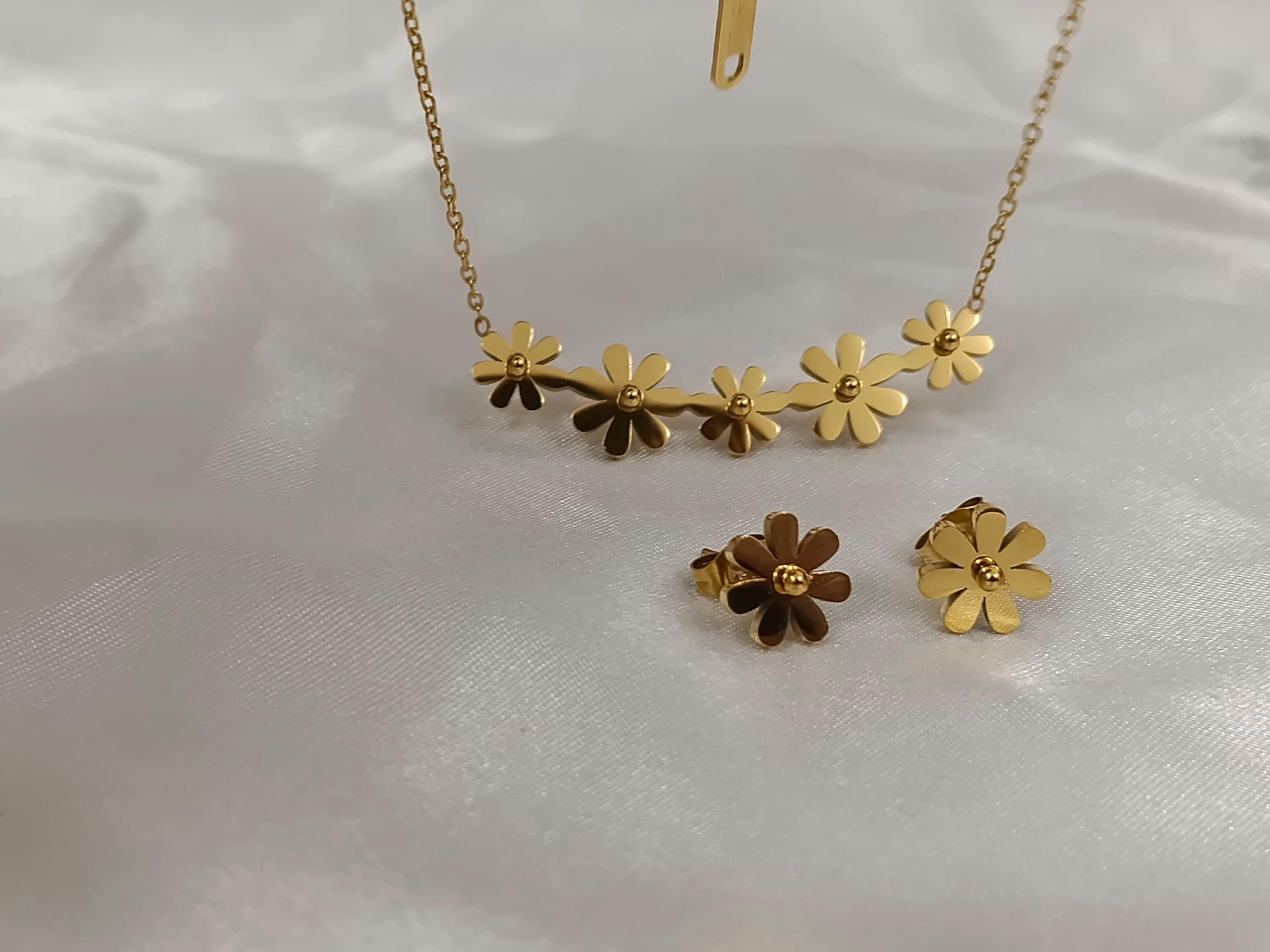 Conjunto "flor Margarita: Collar y pendientes, acero inoxidable con baño de oro 18K y acabado pulido. regalo para ella