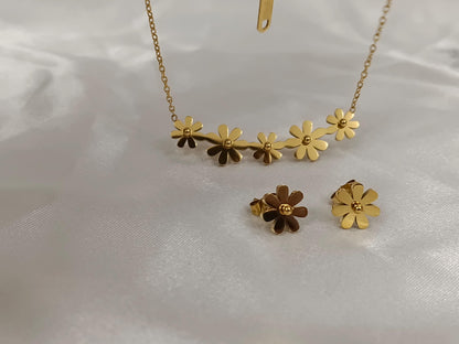 Conjunto "flor Margarita: Collar y pendientes, acero inoxidable con baño de oro 18K y acabado pulido. regalo para ella