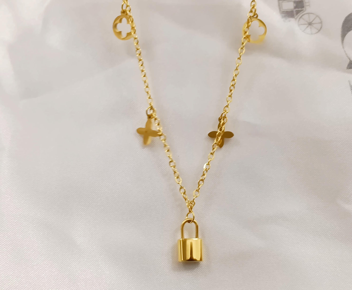 Collar Gargantilla Doble con Trébol y Candado Espejo en Oro 18K (PVD) - Acero Inoxidable para mujeres