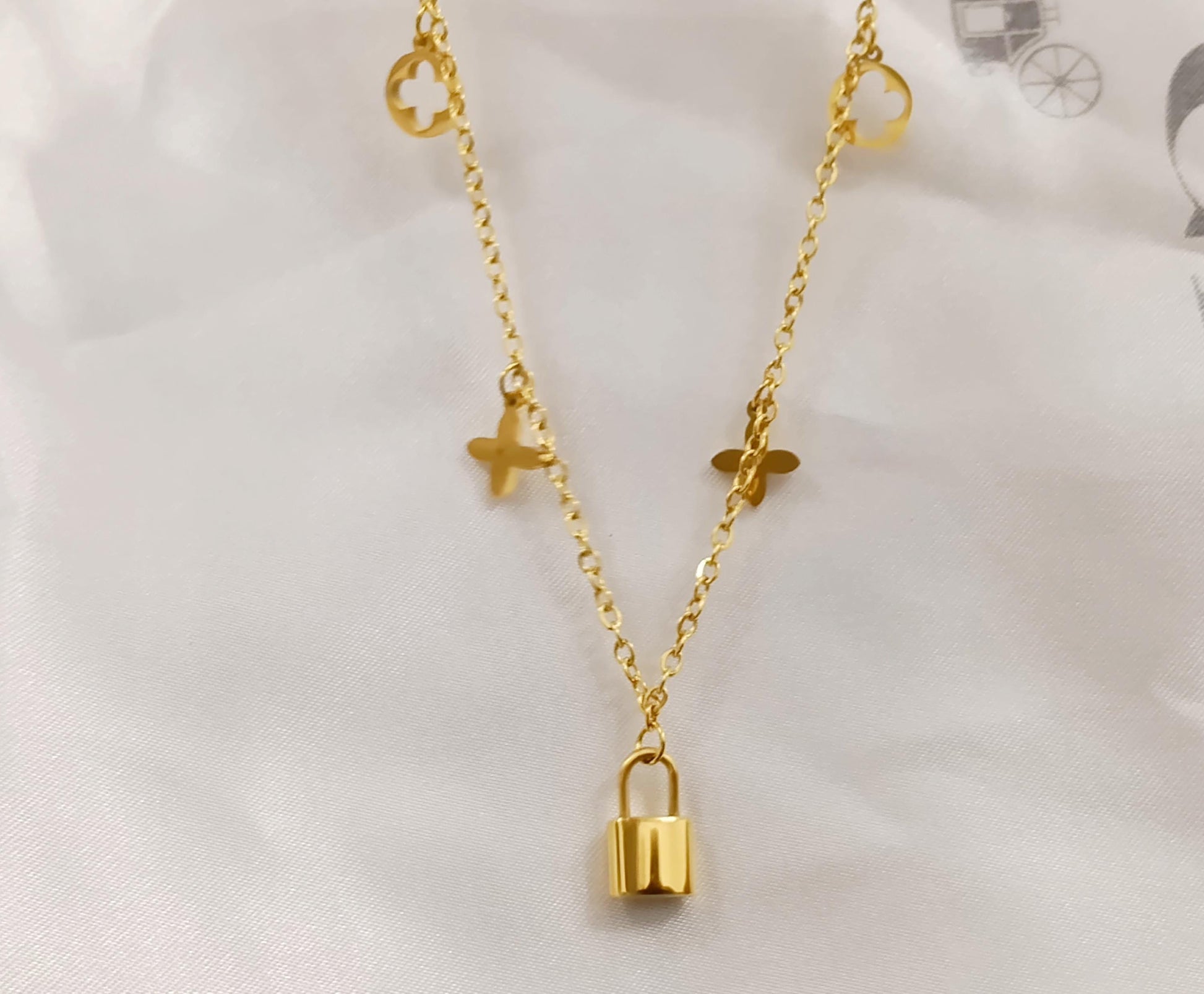 Collar Gargantilla Doble con Trébol y Candado Espejo en Oro 18K (PVD) - Acero Inoxidable para mujeres