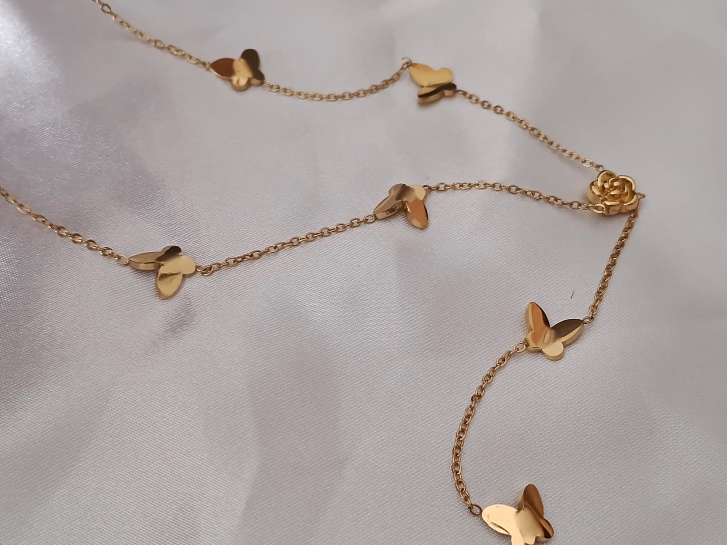 Collar Largo Estilo Y Mariposa y Flor Rosa en Oro 18K (PVD) - Acero Inoxidable - Ajustable para mujeres