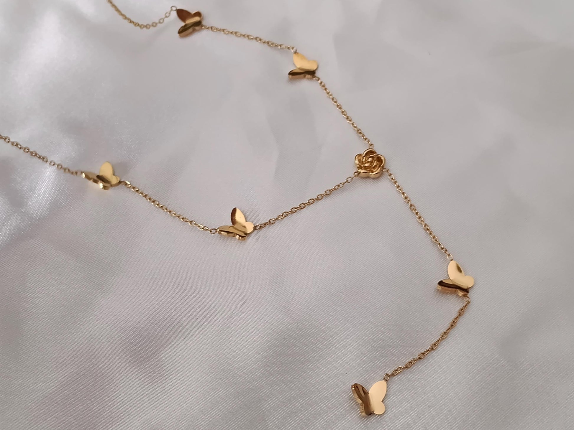 Collar Largo Estilo Y Mariposa y Flor Rosa en Oro 18K (PVD) - Acero Inoxidable - Ajustable para mujeres