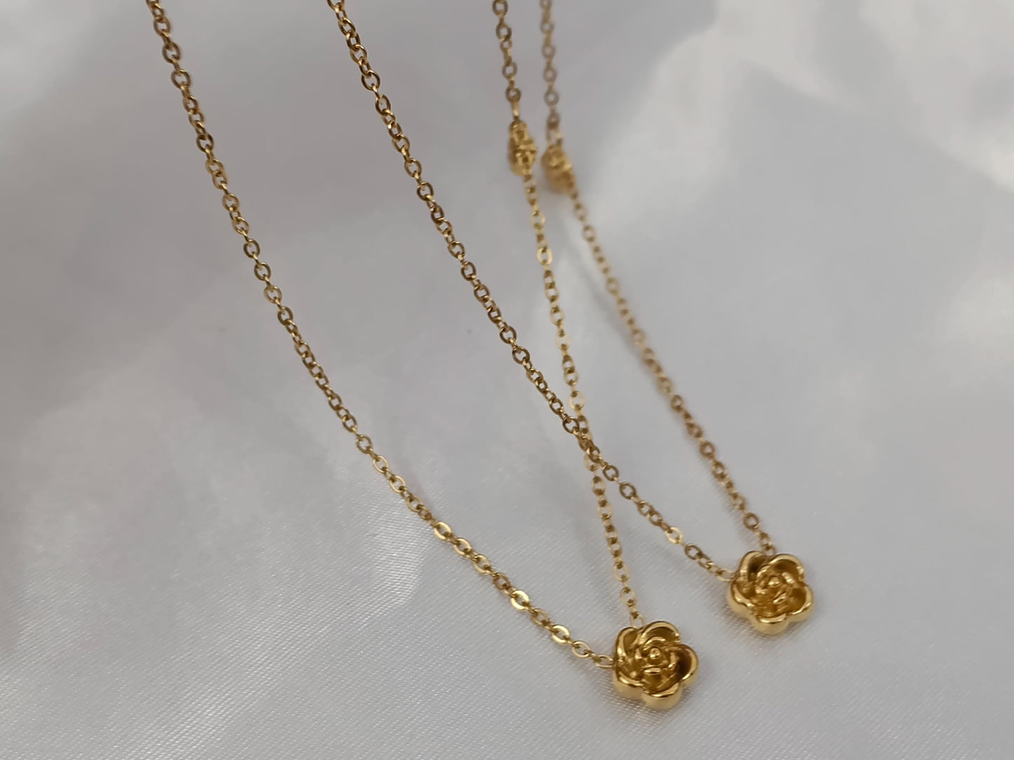 Collar de Doble Rosa en Acero Inoxidable con Baño de Oro 18K (40cm + Extensión) para ella