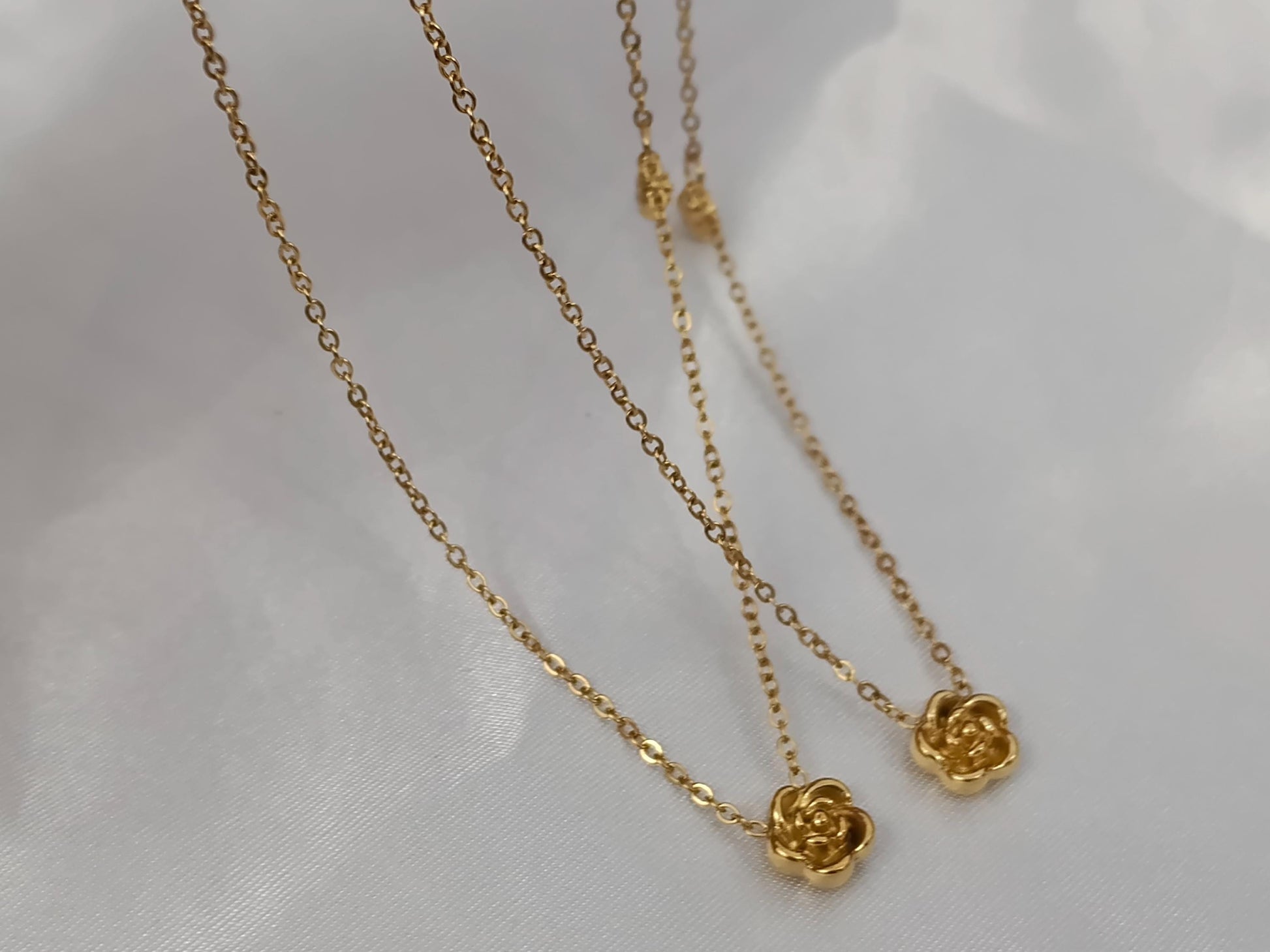 Collar de Doble Rosa en Acero Inoxidable con Baño de Oro 18K (40cm + Extensión) para ella