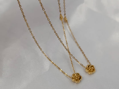 Collar de Doble Rosa en Acero Inoxidable con Baño de Oro 18K (40cm + Extensión) para ella