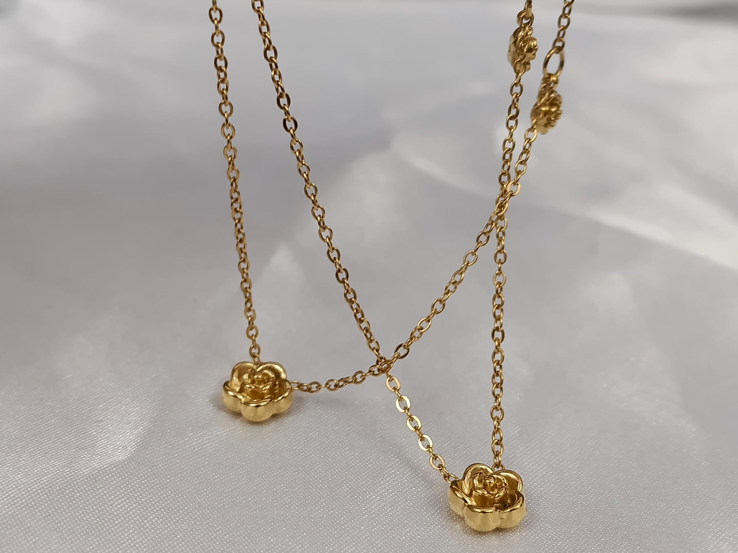 Collar de Doble Rosa en Acero Inoxidable con Baño de Oro 18K (40cm + Extensión) para ella