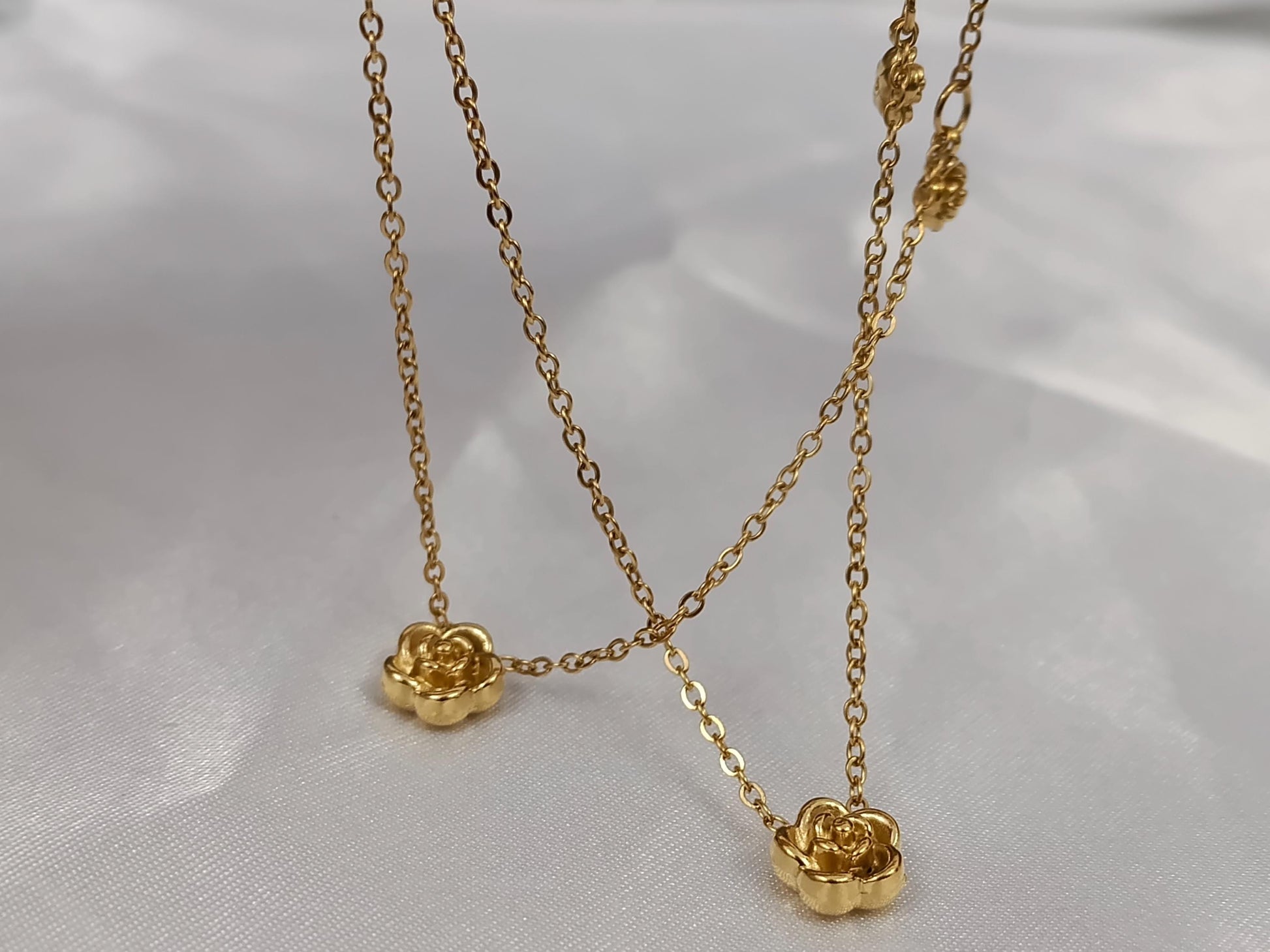 Collar de Doble Rosa en Acero Inoxidable con Baño de Oro 18K (40cm + Extensión) para ella