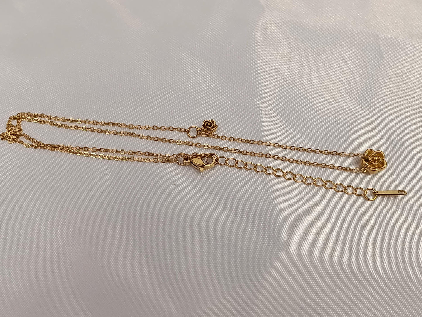 Collar de Doble Rosa en Acero Inoxidable con Baño de Oro 18K (40cm + Extensión) para ella
