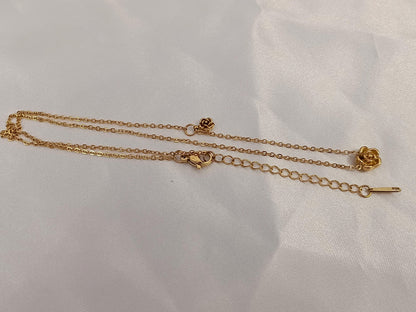 Collar de Doble Rosa en Acero Inoxidable con Baño de Oro 18K (40cm + Extensión) para ella