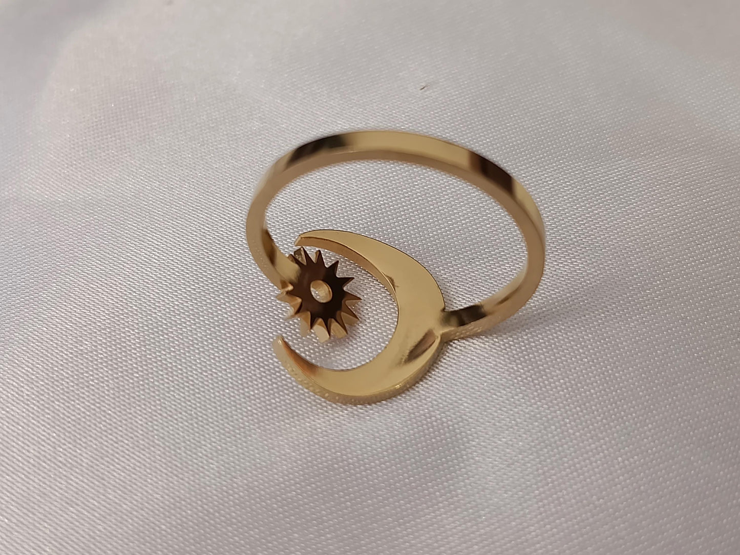 Anillo Ajustable Luna y Estrella en Acero Inoxidable pulido con Baño de Oro 18K regalo para ella
