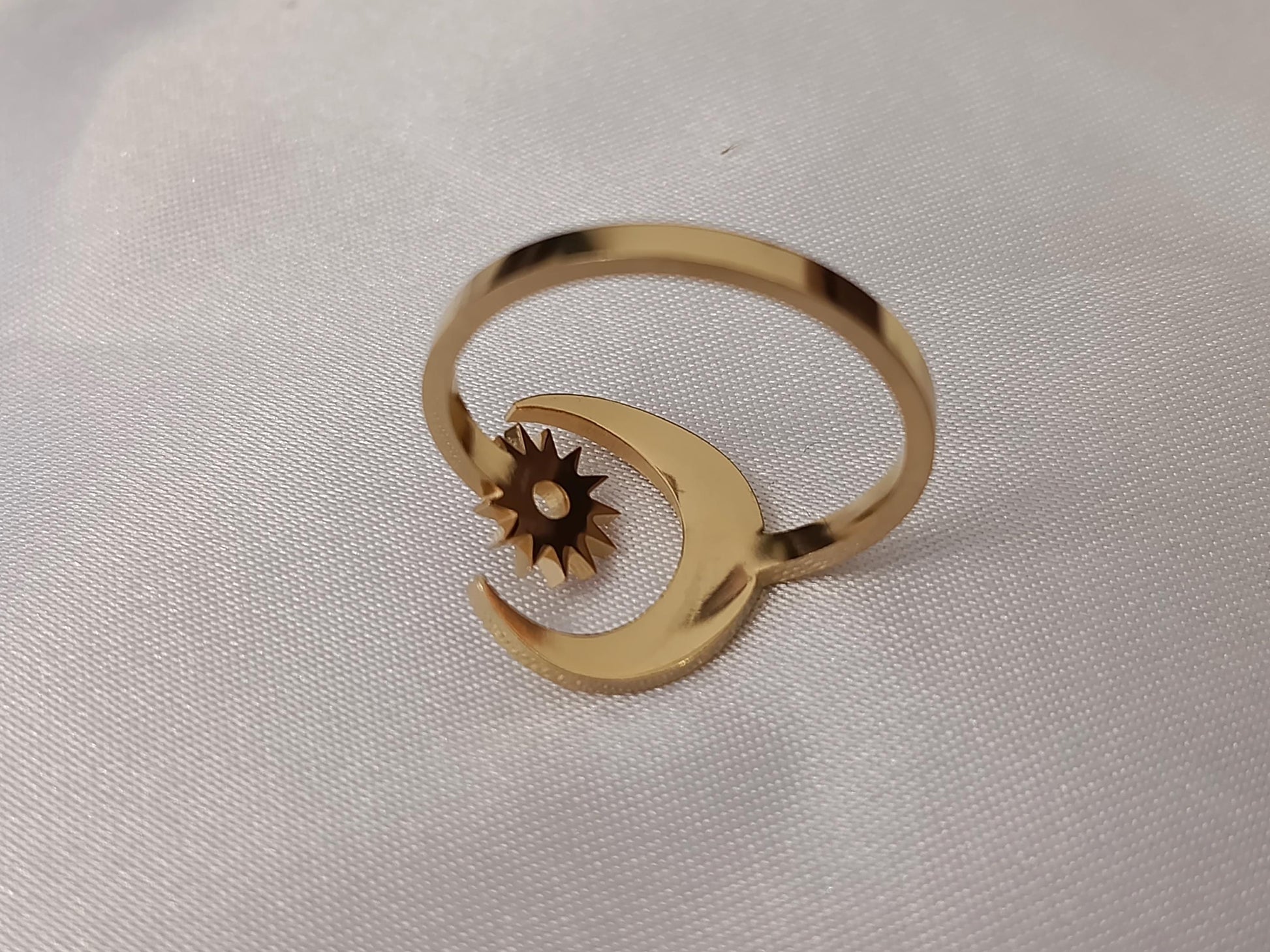 Anillo Ajustable Luna y Estrella en Acero Inoxidable pulido con Baño de Oro 18K regalo para ella